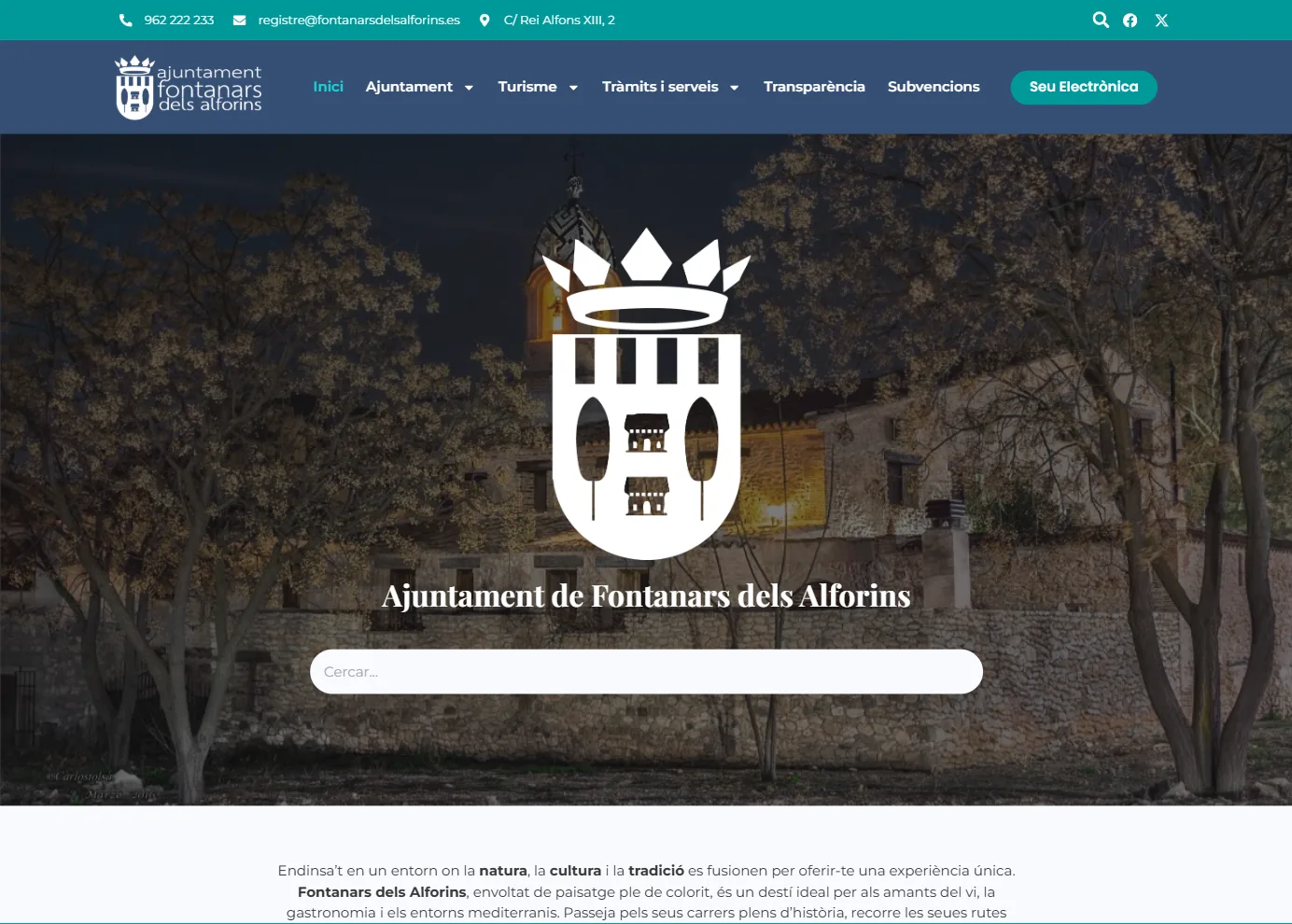 Portada de la web del Ajuntament de Fontanars dels Alforins en escritorio: barra de contacto, menú con sede electrónica, el escudo sobre la foto de la iglesia y el buscador.