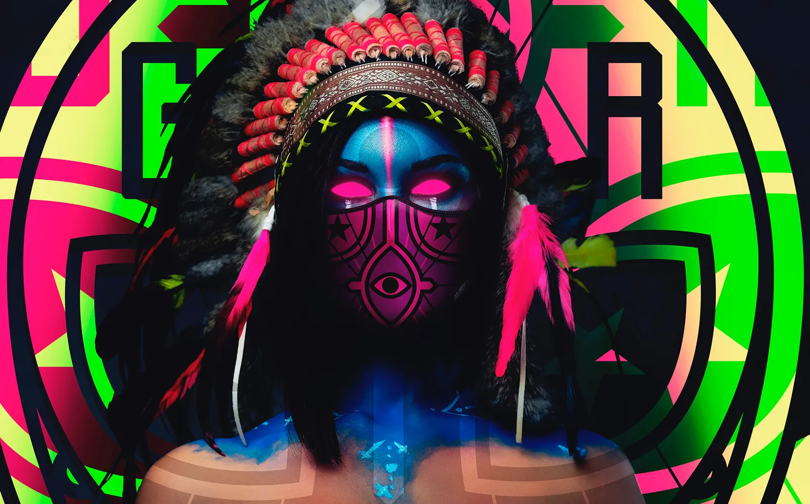 Campaña de la colección Neo Neon de Goldroach: chica con tocado de plumas y mascarilla fucsia sobre el hexágono de la marca.