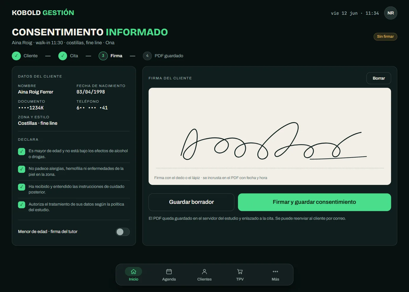 Pantalla de consentimiento informado: datos del cliente y declaraciones a la izquierda, y a la derecha el recuadro de firma con una firma trazada y el botón de firmar y guardar.
