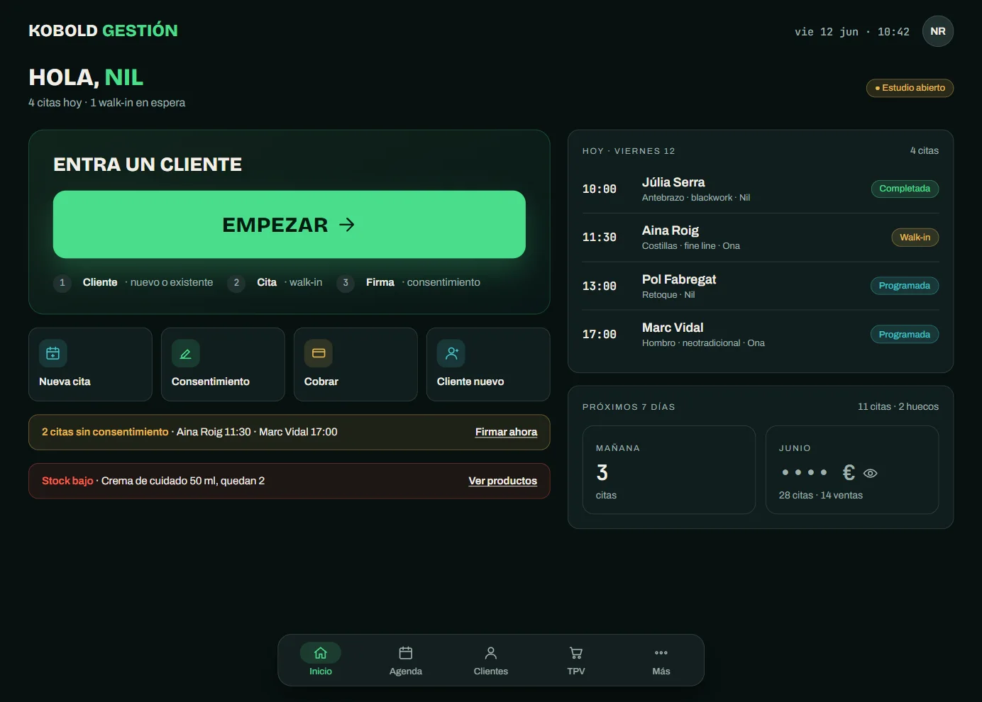 La app de gestión de Kobold en la tablet del mostrador: el botón de «Empezar» para el cliente que entra, accesos a cita, consentimiento y cobro, avisos y las citas del día (recreación con datos ficticios).