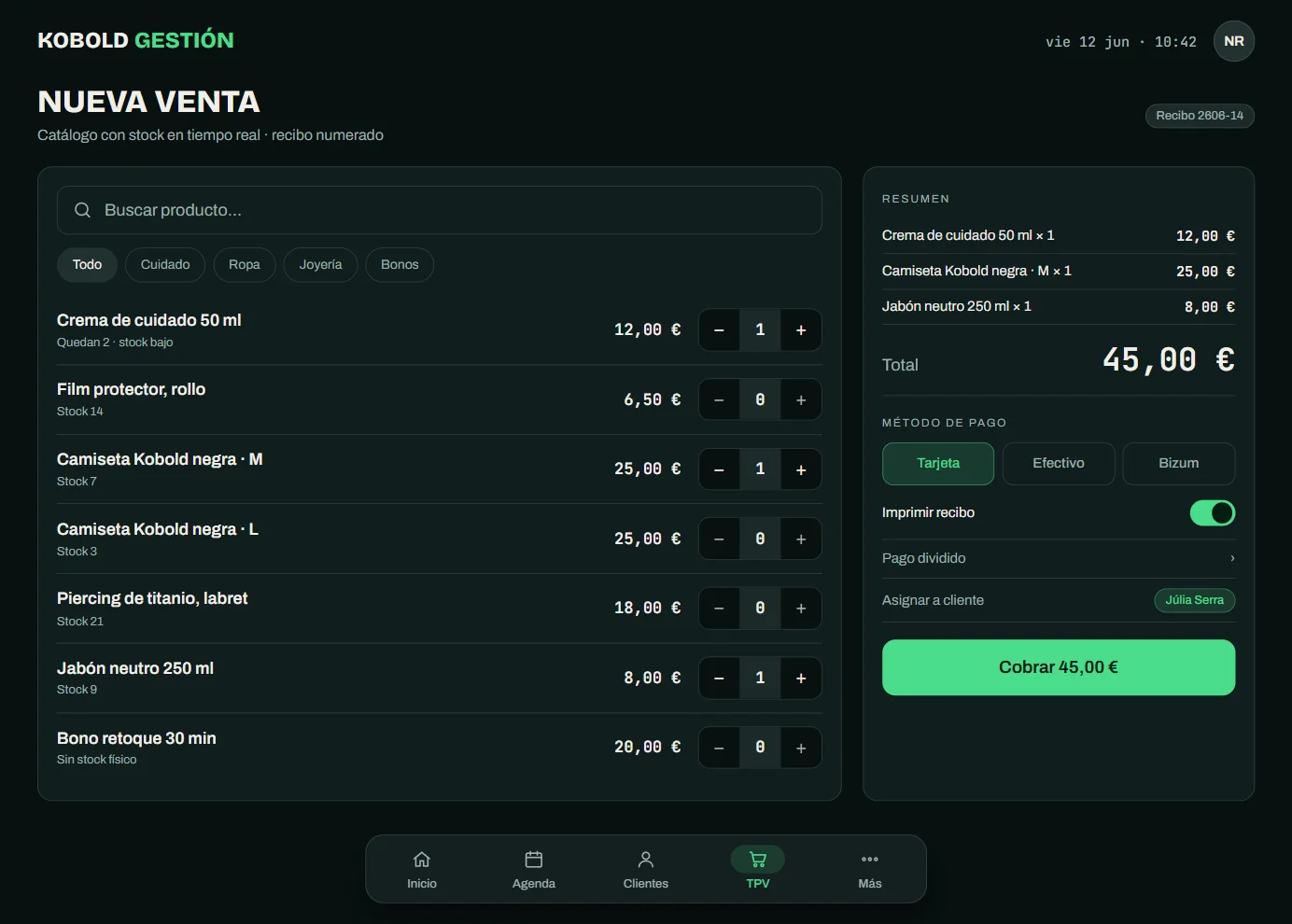 Pantalla de nueva venta: catálogo de productos con stock y contadores a la izquierda, y a la derecha el resumen con el total, el método de pago y el botón de cobrar.