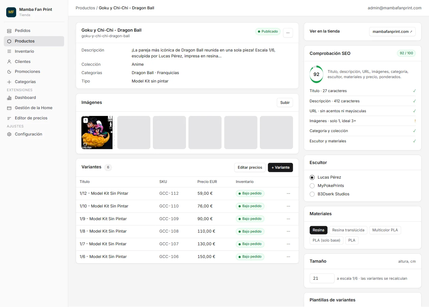 Ficha de producto en el panel de administración: datos, imágenes y las seis variantes por escala a la izquierda; a la derecha los widgets propios de comprobación SEO con puntuación, escultor, materiales, tamaño, plantillas de variantes y producto destacado.