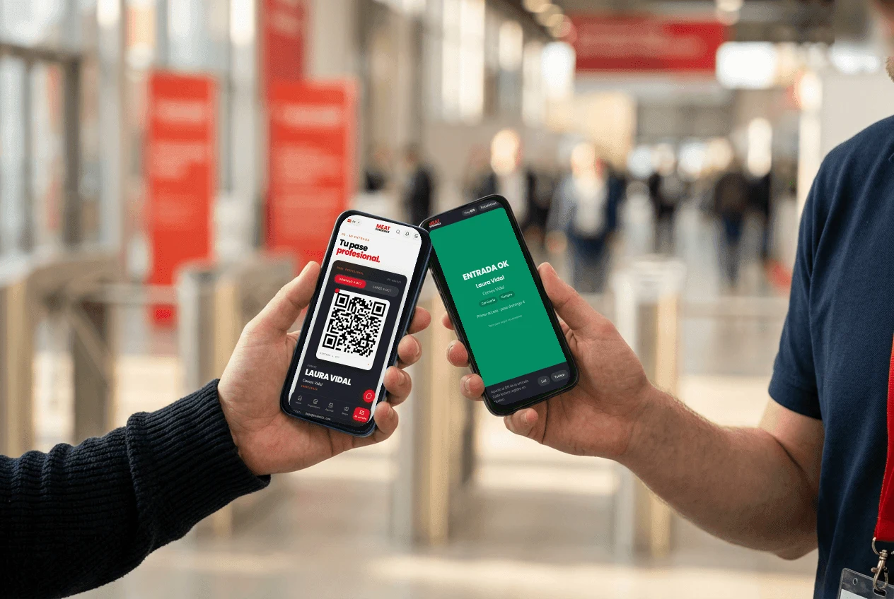 Primer plano en la entrada de la feria: un visitante muestra el QR de su entrada en el móvil y el personal lo valida con la app de control de acceso, que marca ENTRADA OK en verde.