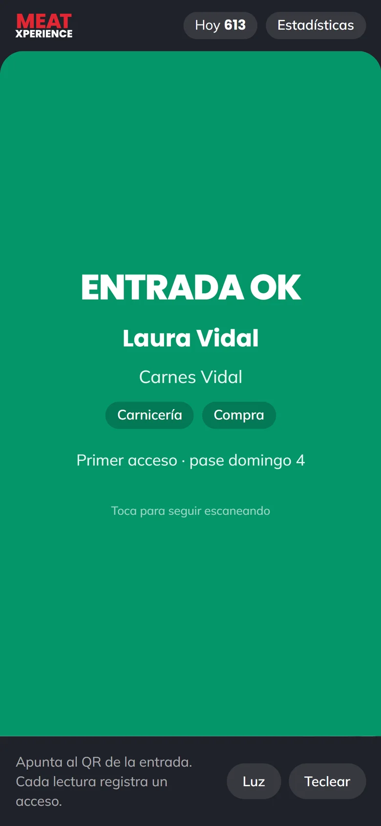 App de control de acceso validando una entrada en verde.