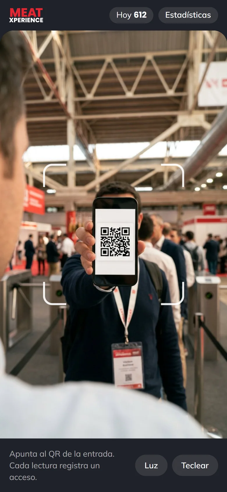 App de control de acceso apuntando con la cámara al QR que muestra un visitante en la entrada.