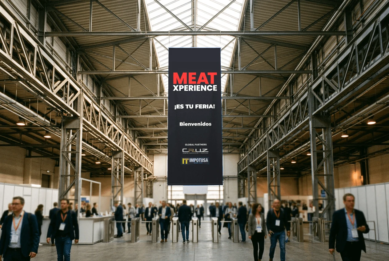 Pancarta vertical de Meat Xperience colgada en el pabellón con el mensaje «¡Es tu feria! Bienvenidos».