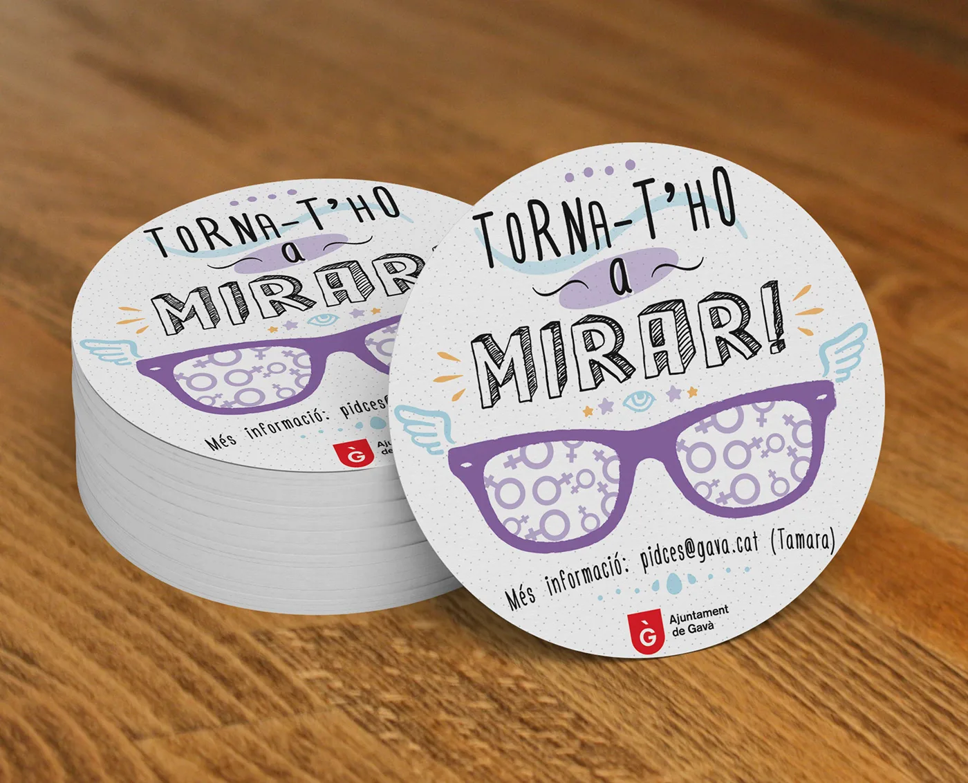 Posavasos impresos de una campaña con unas gafas moradas ilustradas.